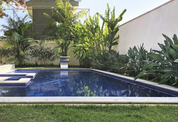 Totalmente tropical, este paisagismo preservou as espécies adultas já existentes e complementou com uma vegetação exuberante - Revista InterArq | Arquitetura, Decoração, Design, Paisagismo e Lifestyle