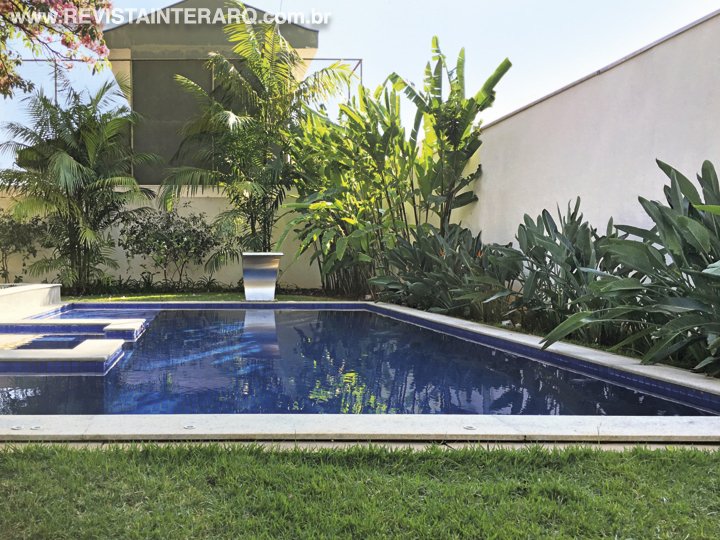 Totalmente tropical, este paisagismo preservou as espécies adultas já existentes e complementou com uma vegetação exuberante - Revista InterArq | Arquitetura, Decoração, Design, Paisagismo e Lifestyle