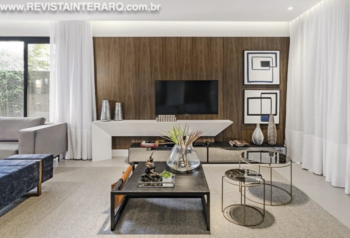 Ambientes modernos e bem iluminados definem o projeto desta residência - Revista InterArq | Arquitetura, Decoração, Design, Paisagismo e Lifestyle