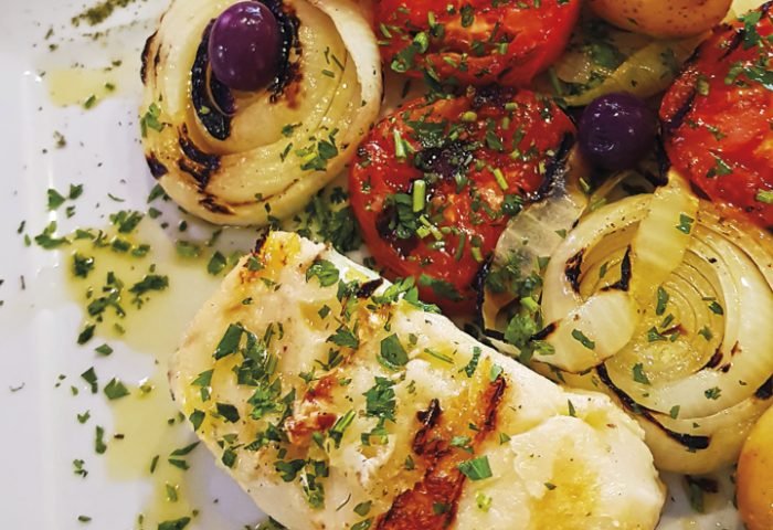 Bacalhau na brasa, do Barbecue. Totalmente assado em parrila com legumes grelhados, (17) 3216-1717, @barbecuerestaurantes.