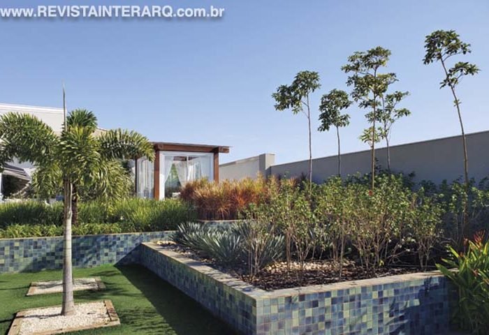 Neste jardim, o uso de grandes maciços de vegetação arbustiva e conjuntos arbóreos garantiu um ambiente aconchegante e surpreendente a cada novo patamar - Revista InterArq | Arquitetura, Decoração, Design, Paisagismo e Lifestyle