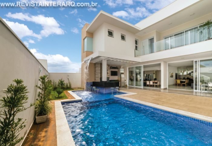 Residência voltada para a área de lazer e ambientes com muita luz natural - Revista InterArq | Arquitetura, Decoração, Design, Paisagismo e Lifestyle