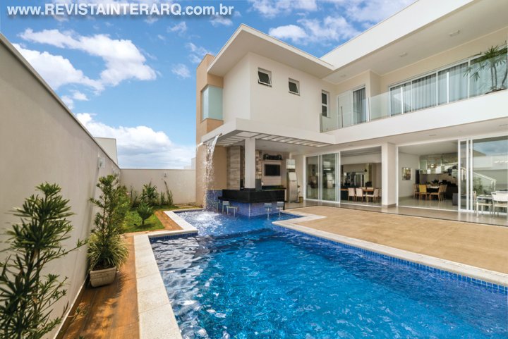 Residência voltada para a área de lazer e ambientes com muita luz natural - Revista InterArq | Arquitetura, Decoração, Design, Paisagismo e Lifestyle