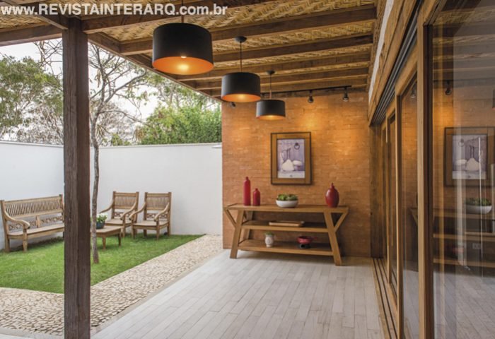 Uma área gourmet com cara de “happy hour” foi o pedido dos clientes para esta casa - Revista InterArq | Arquitetura, Decoração, Design, Paisagismo e Lifestyle