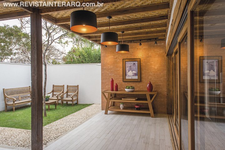 Uma área gourmet com cara de “happy hour” foi o pedido dos clientes para esta casa - Revista InterArq | Arquitetura, Decoração, Design, Paisagismo e Lifestyle
