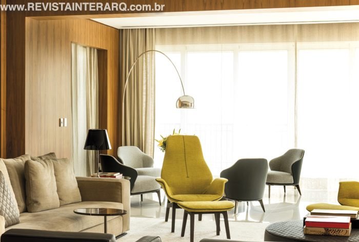 O projeto deste apartamento une a contemporaneidade dos móveis italianos com o aconchego dado pelo acabamento em madeira e tons claros - Revista InterArq | Arquitetura, Decoração, Design, Paisagismo e Lifestyle