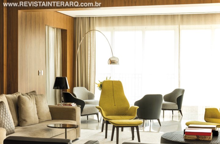 O projeto deste apartamento une a contemporaneidade dos móveis italianos com o aconchego dado pelo acabamento em madeira e tons claros - Revista InterArq | Arquitetura, Decoração, Design, Paisagismo e Lifestyle