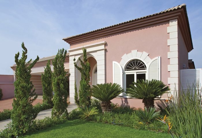 Neste projeto, um pé-direito alto tem dupla função: garantir frescor e exibir o acervo de objetos e obras de arte nas generosas paredes - Revista InterArq | Arquitetura, Decoração, Design, Paisagismo e Lifestyle