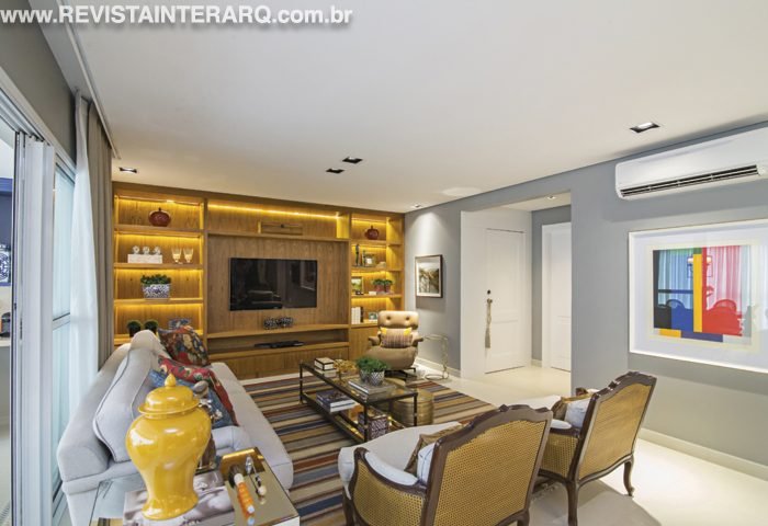 No décor deste apartamento, o mix de mobiliário clássico e peças contemporâneas garantiu equilíbrio visual - Revista InterArq | Arquitetura, Decoração, Design, Paisagismo e Lifestyle