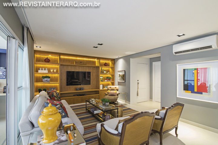 No décor deste apartamento, o mix de mobiliário clássico e peças contemporâneas garantiu equilíbrio visual - Revista InterArq | Arquitetura, Decoração, Design, Paisagismo e Lifestyle