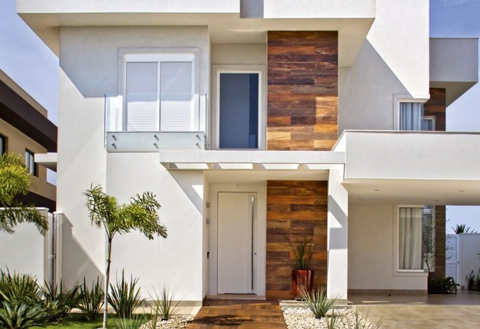 Os arquitetos integraram o social e apostaram em panos de vidro para ter total visão do jardim desta residência - Revista InterArq | Arquitetura, Decoração, Design, Paisagismo e Lifestyle