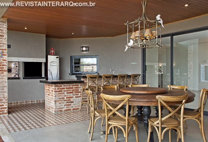 Um sobrado aconchegante, com materiais naturais, mesclados aos acabamentos sofisticados - Revista InterArq | Arquitetura, Decoração, Design, Paisagismo e Lifestyle