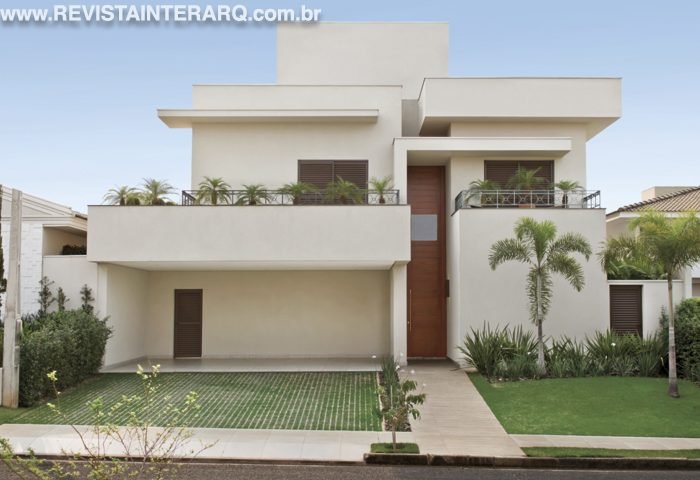 Traços retos e jogos de volumes trouxeram frescor a esta casa com espaços sempre prontos para receber - Revista InterArq | Arquitetura, Decoração, Design, Paisagismo e Lifestyle