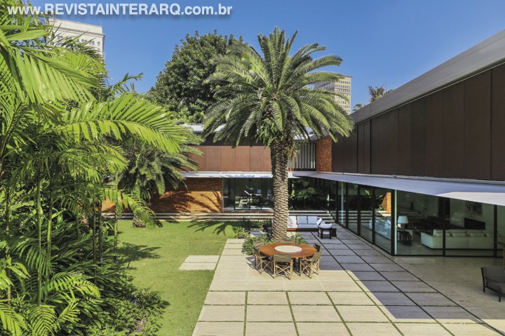 Em uma metrópole como São Paulo, acordar em meio a este exuberante jardim acalenta a alma e inspira o dia - Revista InterArq | Arquitetura, Decoração, Design, Paisagismo e Lifestyle