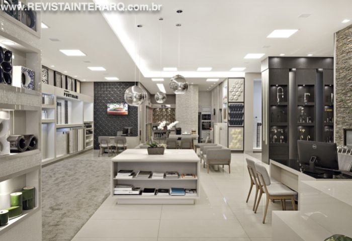 Neste projeto comercial, o showroom ganhou ambientes setorizados o que facilitou a escolha dos produtos e a circulação - Revista InterArq | Arquitetura, Decoração, Design, Paisagismo e Lifestyle