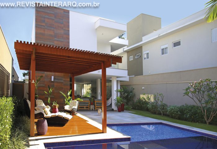 O projeto de paisagismo  acompanha a verticalidade da arquitetura e seus acabamentos - Revista InterArq | Arquitetura, Decoração, Design, Paisagismo e Lifestyle
