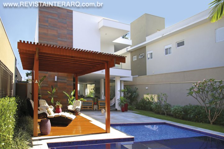 O projeto de paisagismo  acompanha a verticalidade da arquitetura e seus acabamentos - Revista InterArq | Arquitetura, Decoração, Design, Paisagismo e Lifestyle