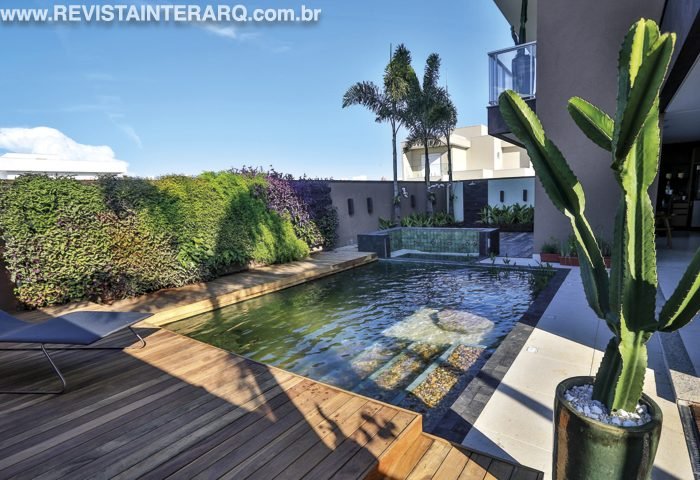 Este paisagismo com espécies exóticas e jardins verticais arremata com beleza o projeto arquitetônico - Revista InterArq | Arquitetura, Decoração, Design, Paisagismo e Lifestyle