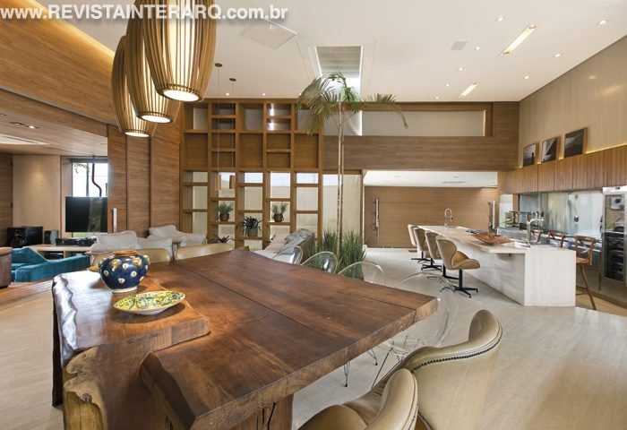 Uma residência contemporânea, com muita volumetria e em perfeita sintonia com os elementos naturais foi a proposta deste projeto - Revista InterArq | Arquitetura, Decoração, Design, Paisagismo e Lifestyle