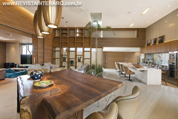 Uma residência contemporânea, com muita volumetria e em perfeita sintonia com os elementos naturais foi a proposta deste projeto - Revista InterArq | Arquitetura, Decoração, Design, Paisagismo e Lifestyle