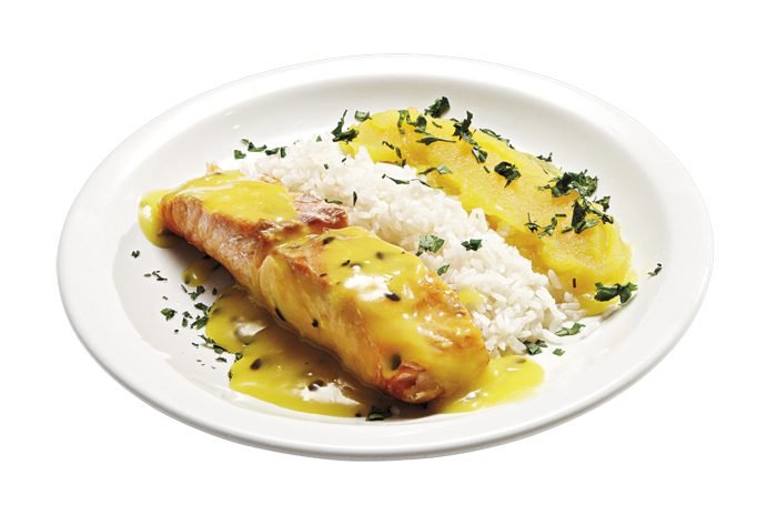 Leve e saudavel, o salmão ao molho de maracujá e purê de aipim é uma das sugestões do Bambina Gastronomia, (17) 3231-0031, @bambinagastronomia
