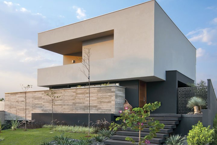 Uma residência pensada a partir do formato e posição do terreno - Revista InterArq | Arquitetura, Decoração, Design, Paisagismo e Lifestyle