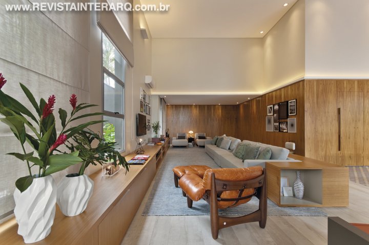 Neste projeto de interiores, o visual moderno, com uma pitada retrô, reflete com precisão o estilo de vida do morador - Revista InterArq | Arquitetura, Decoração, Design, Paisagismo e Lifestyle