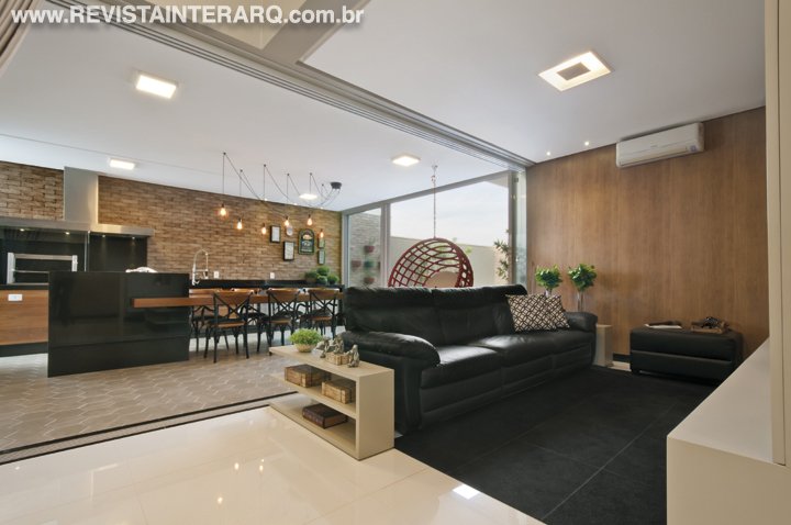 Uma base clara e acolhedora em contraponto a móveis e tapetes escuros foi a proposta para este projeto de interiores - Revista InterArq | Arquitetura, Decoração, Design, Paisagismo e Lifestyle