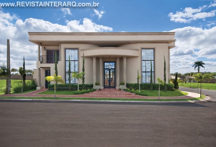 Linhas clássicas marcam a arquitetura e design desta casa - Revista InterArq | Arquitetura, Decoração, Design, Paisagismo e Lifestyle