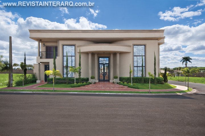 Linhas clássicas marcam a arquitetura e design desta casa - Revista InterArq | Arquitetura, Decoração, Design, Paisagismo e Lifestyle