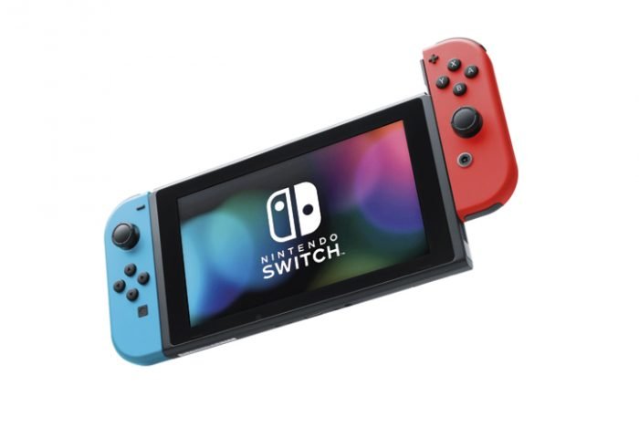 Nintendo Switch. O videogame oferece a potência de um console de mesa aliado à praticidade de um portátil. Ele tem três modos de jogo: o modo TV, em que o video game é conectado à TV por um cabo HDMI; o modo de superfície, onde os Joy-Cons são destacados da lateral do aparelho e a tela fica apoiada em uma superfície; e o modo portátil, com ambos Joy-Cons conectados na tela principal do Switch. O design do aparelho se assemelha a um tablet, pois possui tela destacável, capaz de exibir games e funcionar como uma “micro TV”.
