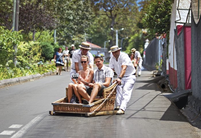 O carro de cesto, a melhor maneira de voltar do passeio de teleférico de Funchal.
