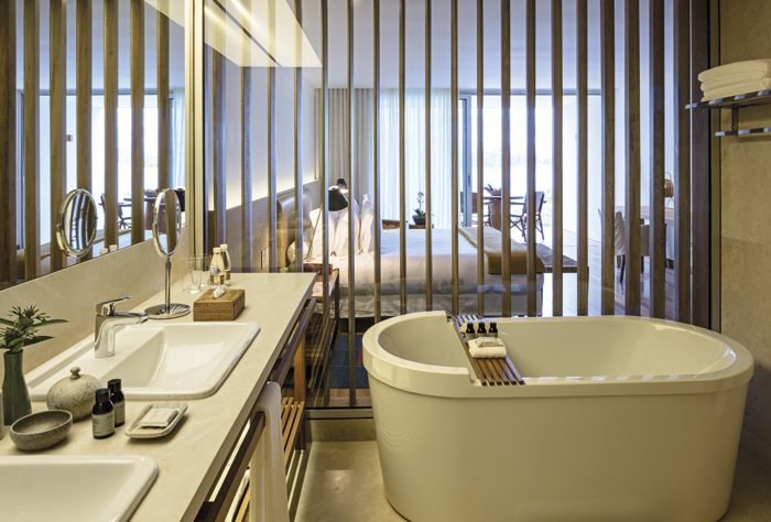 Dos apartamentos, 54 têm vista para o mar. Além de serem amplos, cada um tem uma banheira relaxante para o fim do dia.
