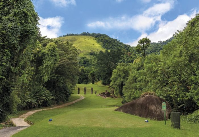 O campo de golfe com 6.420 jardas, 18 buracos e par 72, com grau de dificuldade tanto para profissionais como para iniciantes.