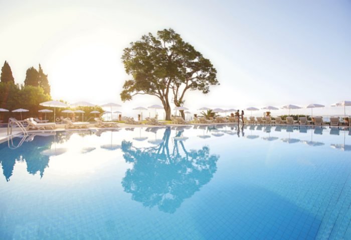 Piscina do Hotel Belmond Reid´s Palace, um dos inúmeros hotéis de luxo do arquipélago.