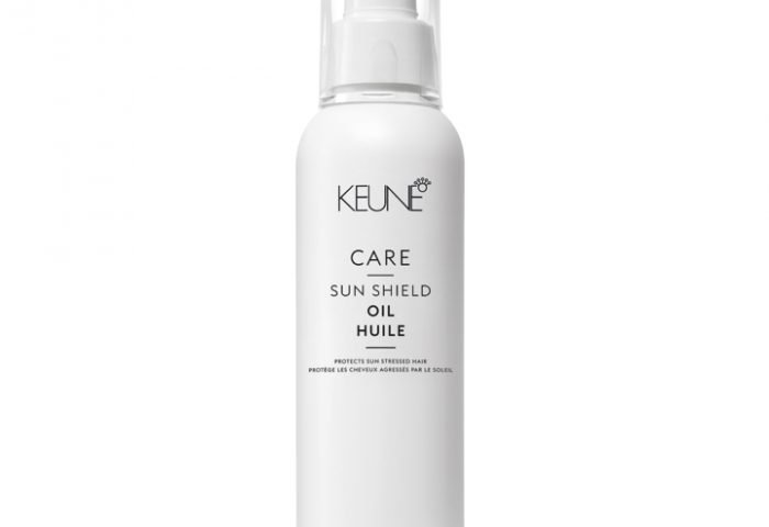 O óleo protetor Sun Shield Oil, da Keune, nutre os fios e protege da exposição diária ou prolongada ao sol, onde preserva a estrutura dos cabelos e sua cor natural ou artificial.
