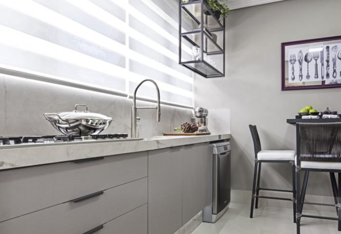 Tomas Virgili João projetou a “Cozinha” e, para deixar o ambiente modeno e prático, apostou em tons de cinza no mobiliário, no piso e na bancada em porcelanato marmorizado.