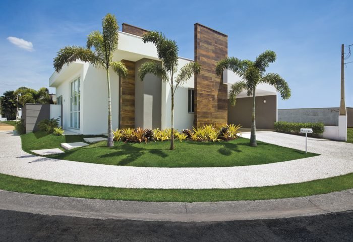 A arquitetura desta fachada exibe diversas alturas de volumes, “abraçados” pelo paisagismo - Revista InterArq | Arquitetura, Decoração, Design, Paisagismo e Lifestyle