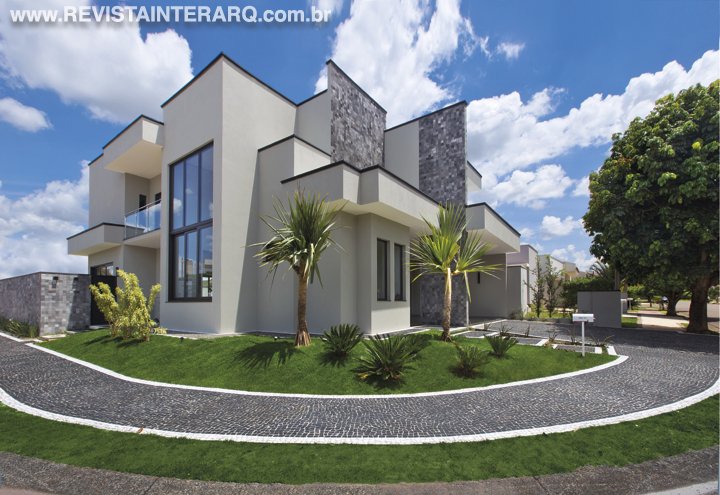 O jogo de volumes na fachada é um dos destaques deste projeto - Revista InterArq | Arquitetura, Decoração, Design, Paisagismo e Lifestyle