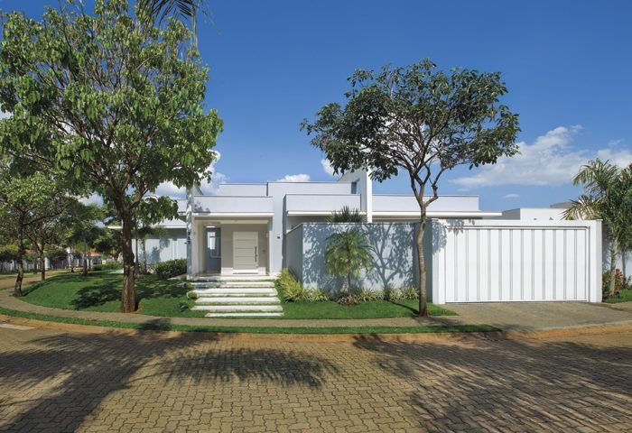 O generoso terreno de esquina beneficiou este projeto com um um amplo espaço de festas - Revista InterArq | Arquitetura, Decoração, Design, Paisagismo e Lifestyle