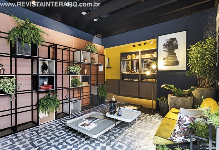Fernando Marangon projetou, na área central da residência, o “Jardim de Inverno”. Os tons naturais e texturas do concreto e cerâmica trazem modernidade e conforto ao espaço