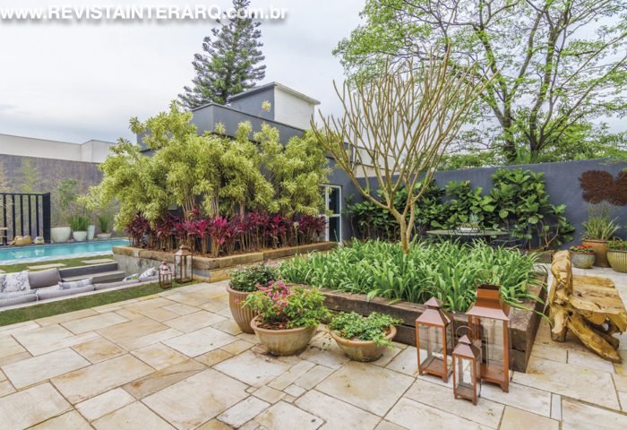 Giovana Sartoria utilizou, no “Jardim do Pátio”, o naturalismo tropical como tema para todo o paisagismo, onde mesclou as espécies vegetais com vasos, esculturas e dormentes.