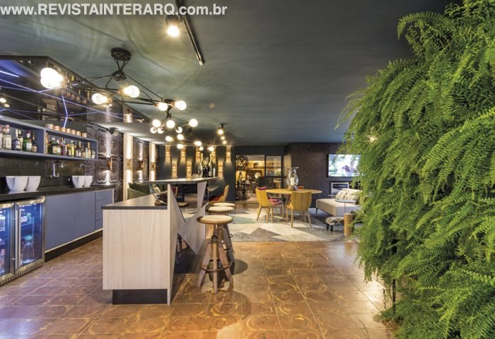 Ana Paula Cipola e Luciana Pecin projetaram o “Lounge Bar” para ser o “point” de encontro dos visitantes na mostra. Um ambiente casual e moderno com sofás e mesas para relaxar e conversar.
