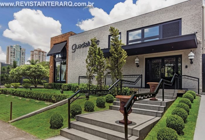 Nesta loja de roupas e acessórios femininos foi utilizado na decoração um estilo clássico - Revista InterArq | Arquitetura, Decoração, Design, Paisagismo e Lifestyle
