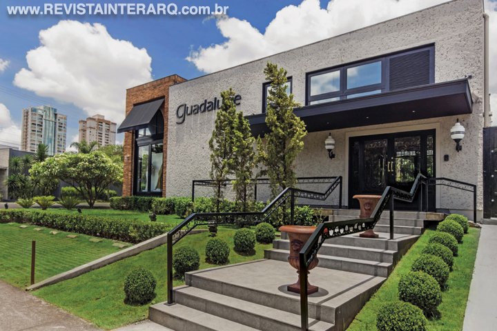Nesta loja de roupas e acessórios femininos foi utilizado na decoração um estilo clássico - Revista InterArq | Arquitetura, Decoração, Design, Paisagismo e Lifestyle