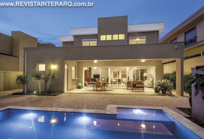 Amplos beirais e tons de cinza proporcionaram o estilo contemporâneo desta casa - Revista InterArq | Arquitetura, Decoração, Design, Paisagismo e Lifestyle