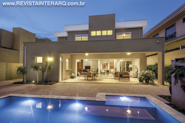 Amplos beirais e tons de cinza proporcionaram o estilo contemporâneo desta casa - Revista InterArq | Arquitetura, Decoração, Design, Paisagismo e Lifestyle