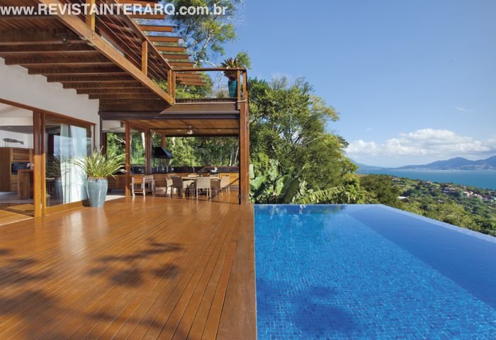 A casa com vista para o mar possui um décor com elementos naturais e peças regionais - Revista InterArq | Arquitetura, Decoração, Design, Paisagismo e Lifestyle