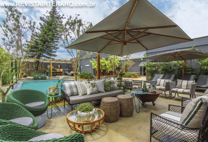 Lilian Beckner projetou um “Espaço de Lazer” com piscina, estar e pátio, onde trabalhou com tons preto, cinza e detalhes em verde. O conceito principal de “casa para morar” está empregado em todos os detalhes dos ambientes que receberam móveis de área externa da Brasil Post.
