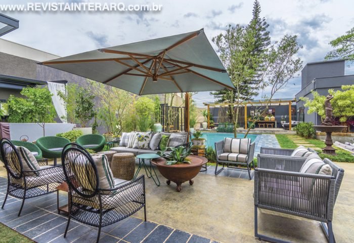 Lilian Beckner projetou um “Espaço de Lazer” com piscina, estar e pátio, onde trabalhou com tons preto, cinza e detalhes em verde. O conceito principal de “casa para morar” está empregado em todos os detalhes dos ambientes que receberam móveis de área externa da Brasil Post.